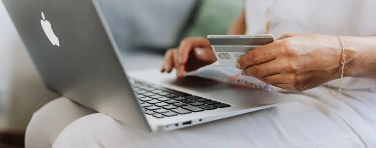 Minh họa điện thoại với màn hình tài khoản cá cược tạm khóa, kèm biểu tượng khiên, đồng hồ và thanh giới hạn thể hiện công cụ tự kiểm soát
